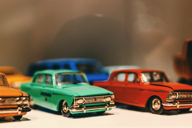 Rôznofarebné modely áut uložené vedľa seba