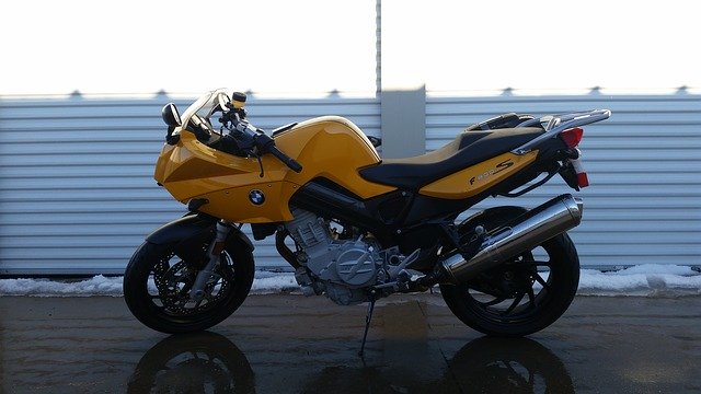 Žltá motorka v garáži